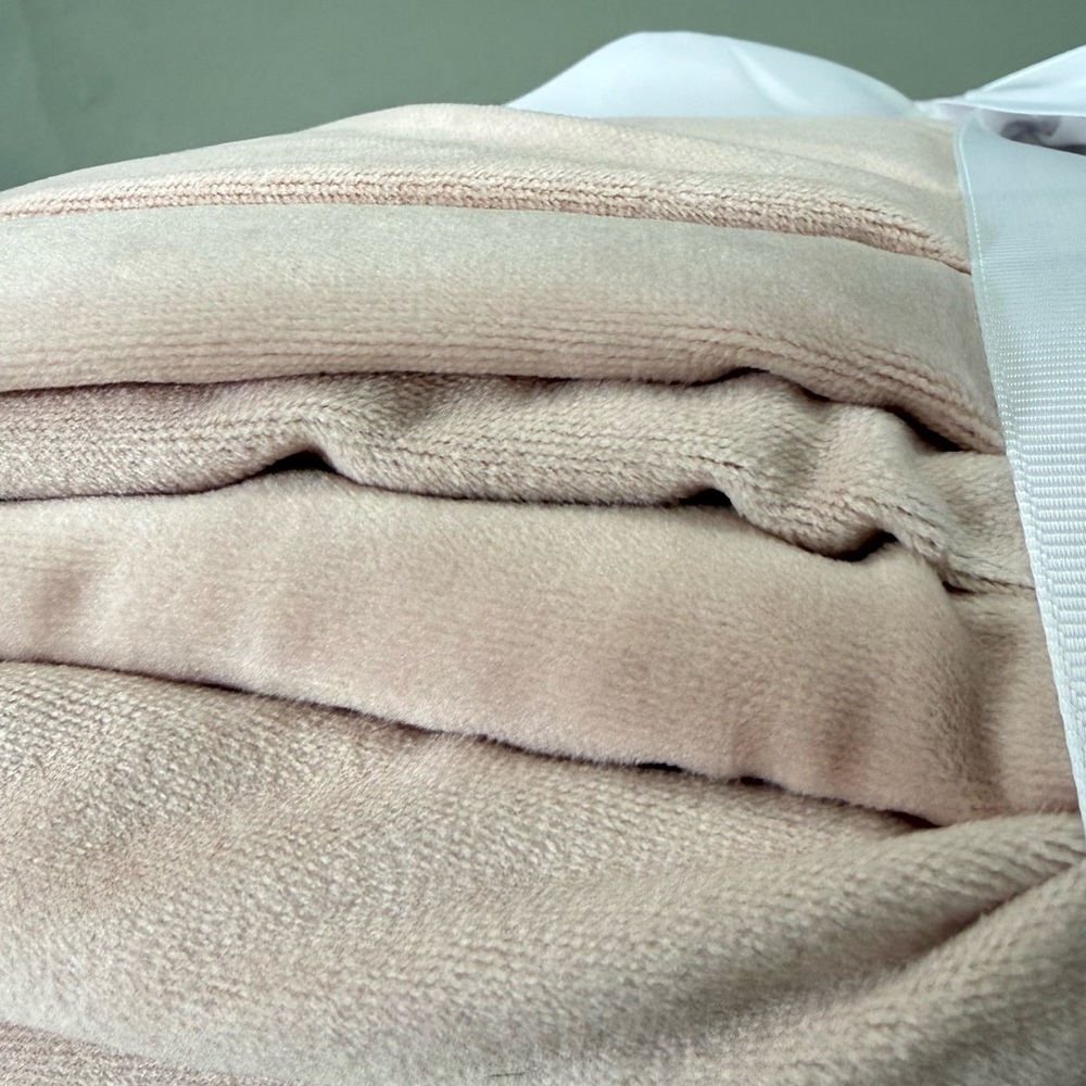 UGG Blush Throw Blanket - Picture 3 of 8